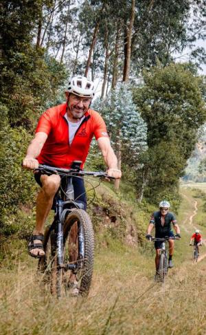 Michel Vande Eynde leefde zich uit op zijn mountainbike tijdens de ritten in Rwanda.