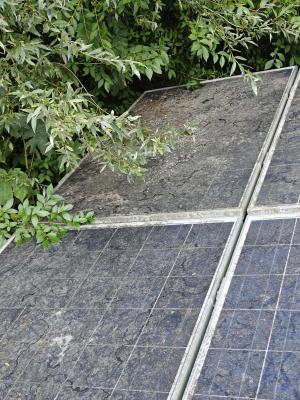 De slecht onderhouden zonnepanelen.