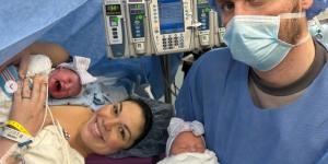 Kelsey Hatcher a donné naissance à deux filles de deux utérus différents.