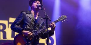 Pete Doherty sur la scène du Dour Festival avec son groupes The Libertines le 21 juillet 2024.