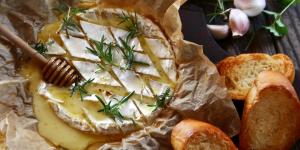 Camembert au four, pomme, thym et miel