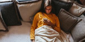 jonge vrouw gsm