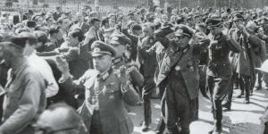 8 mei 1945 is het einde van de Tweede Wereldoorlog. Op de foto Duitsers die zich overgeven.