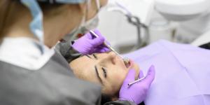 L'hygiéniste bucco-dentaire utilise des instruments à des fins de prévention dentaire.