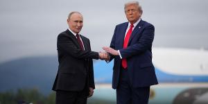 Vladimir Poetin en Donald Trump op 15 augustus 2025 in Anchorage.