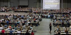 'Een terugkeer naar één grote zaal, bijvoorbeeld in de Heizelpaleizen, en opnieuw werken met pen en papier lijkt evident. Maar misschien is dit wel hét moment om het hele ingangsexamen opnieuw in vraag te stellen.'