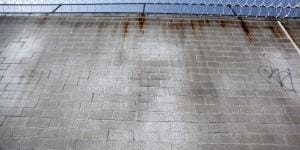 muur prikkeldraad