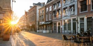 Nederland en zijn glanzende voordeuren.