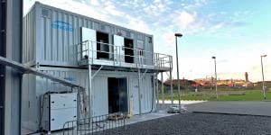 In twee gestapelde containers in de schaduw van de elektriciteitscentrale van Knippegroen in Gent krijgt de klimaattransitie verder vorm.