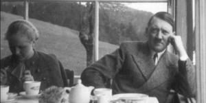 Foto van Eva Braun met Adolf Hitler, 1935