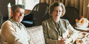 Foto van Margaret Thatcher die door het raam zwaait,