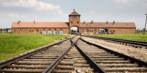 De iconische toegangspoort tot Auschwitz-Birkenau