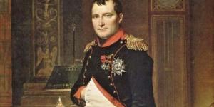 Dit portret van Jacques-Louis David toont de keizer in zijn klassieke pose: met de rechterhand tussen de knopen van zijn gilet. De waarheid is dat veel mannen er in die tijd zo bij liepen.