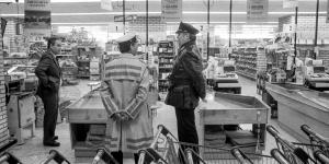 Brute overval op supermarkt Delhaize door De Bende van Nijvel, ook bekend als les Tueurs du Brabant of De dolle schutters van Waals Brabant, is de bekendste criminele organisatie in de Belgische criminele geschiedenis. De laatste overval van de bende is misschien wel de gruwelijkste. Wild schietend komen drie mannen een Delhaize filiaal in Aalst binnen. Daar slaat de paniek toe. Caissières vullen tassen met al het geld en cheques dat ze kunnen vinden. Drie minuten, langer zijn de overvallers niet binnen. Maar dat begint het pas. Ze stappen in hun auto. Een van de overvallers, die inmiddels via getuigenverklaringen de bijnaam de reus heeft gekregen. Zit in de achterbak met een riotgun en vuurt deze onophoudelijk. Wild schiet hij om zich heen, terwijl de auto de parkeerplaats afrijdt. 8 doden vallen er die dag.