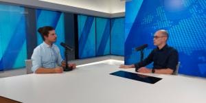 Foto van de studio van de podcast Tussen Wetstraat en Wall Street waar Tex Van berlaer en Stijn Fockedey de Nederlandse verkiezingen en de overwinning van Rob Jetten van D66 bespreken.