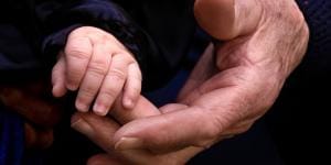 Volgens de Gezinsbond zijn de overbevraagde grootouders de échte sandwichgeneratie