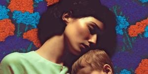 La naissance du premier enfant agit comme un séisme discret dans le couple.