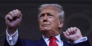 Une année à s’enrichir: Comment Trump s’est rempli les poches depuis son retour