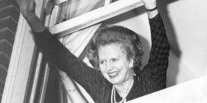 Foto van Margaret Thatcher, de juichende premier die kort na haar aankomst bij het hoofdkwartier van de Tory-partij naar de supporters zwaait, 10 June 1983