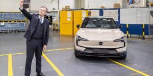 Premier Bart De Wever op het persmoment bij Volvo Gent naar aanleiding van de eerste EX30 die er van de band rolde.
