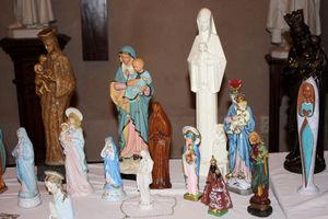 Enorme privécollectie Mariabeelden in kerk Schore