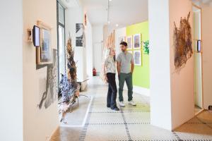 Couple visitant le patrimoine bruxellois