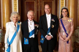 Charles III et le prince William, entourés de leurs épouses Camilla et Kate