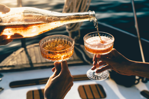 La piscine de champagne, boisson culte des soirées estivales - Getty Images