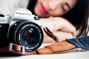 Pentax, fer de lance du retour de l'argentique - Unsplash (Koko Curio)