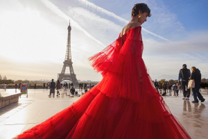 defile haute couture rues de paris