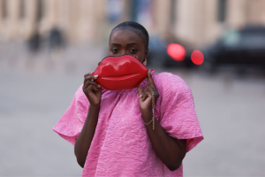 Suzan Mutesi incarne à merveille l'espièglerie qui s'empare du maquillage - Getty Images