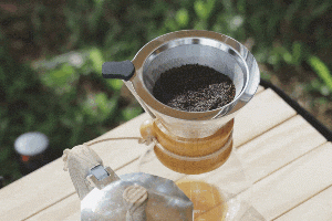 3 solutions portables pour préparer du café en voyage - Canva
