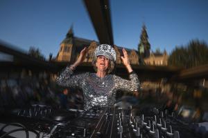 DJ Gloria, l'octogénaire qui fait danser la Suède - Getty Images