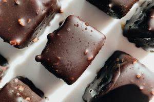 Le chocolat noir serait-il un faux ami ? Unsplash (Irene Kredenets)