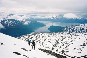 Sur une montagne enneigée à Tromsø, en Norvège.