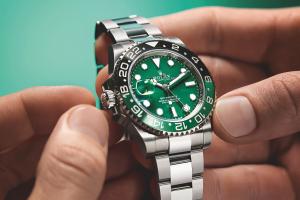Een horloge van Rolex met een groene wijzerplaat