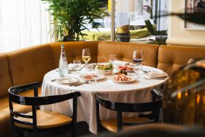 Een eettafel in het restaurant Cobra House in Antwerpen.