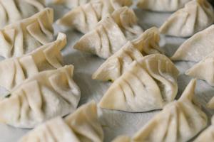 Foto van versgemaakte dumplings voor bij een artikel over recepten van dumplings