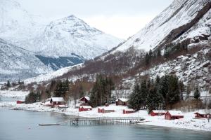Uitzicht op Ørnes in Noorwegen, bij een artikel over autoroutes in Noorwegen
