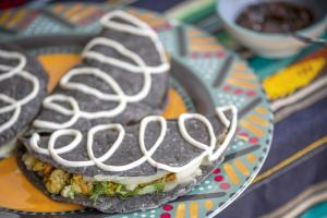 quesadilla azul met courgettebloem