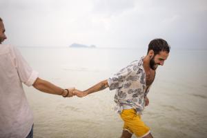 gay couple plage vacances touristes