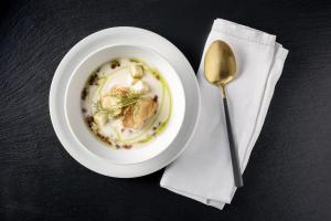 Gazpacho van artisjok met rillettes van makreel, afgewerkt met zomertruffel