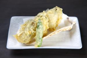 Tempura van oester met spinazie en sesamzaad