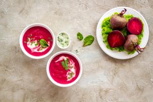 Rodebietensoep met mierikswortel, venkel en vleesballetjes