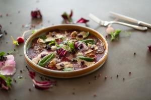 Rundercarpaccio met mascarpone, mierikswortel, radijs en rode biet