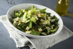 Salade van raap met noten en kaas