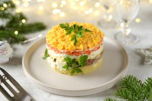 Mousse van asperges met gerookte zalm, eiermimosa en posteleinpesto