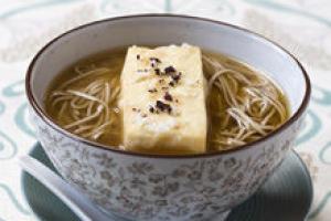 Bouillon van aardappelen met rauwe sjalot, gepocheerd ei en garnalen