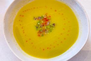 Gekoelde soep van gele paprika