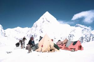 Hillary et Tenzing après avoir réussi l'ascension du mont Everest, Népal, mai 1953. L'expédition du mont Everest en 1953.